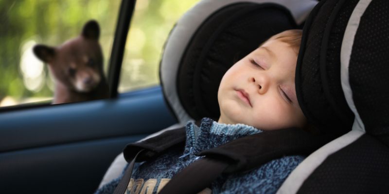 sovande barn i bil
